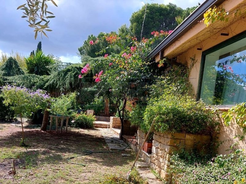 Villa in Vendita a Caltanissetta, 220 m², con Box