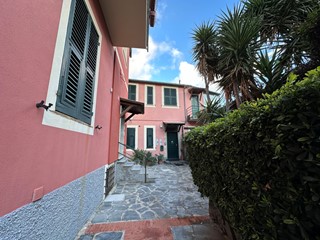 Appartamento in Affitto a Sestri Levante, zona centro, 5'000€, 80 m², arredato