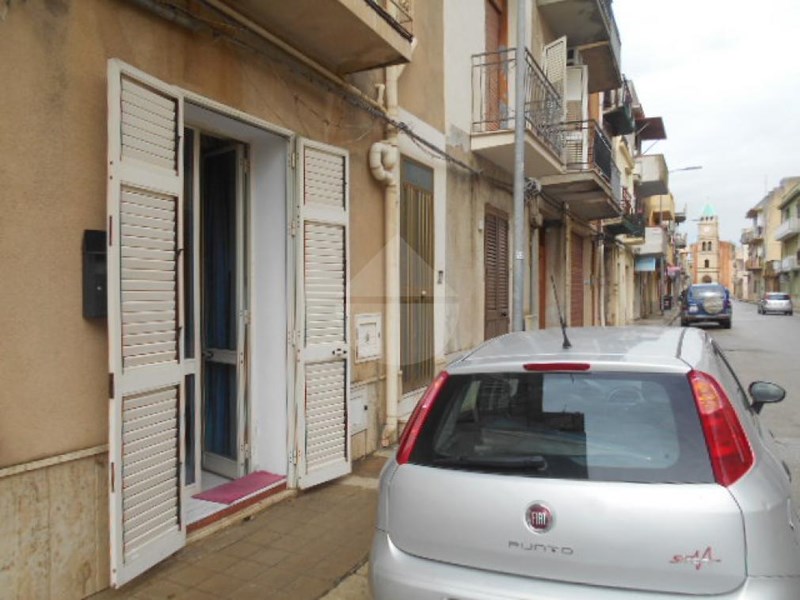 Appartamento in Vendita a Castelvetrano, zona via pietro luna, 25'000&euro;, 85 m²