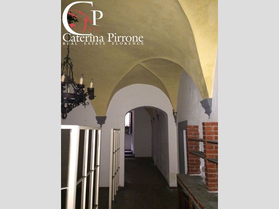 Immobile commerciale in Vendita a Prato, zona Centro storico, 220'000€, 170 m²