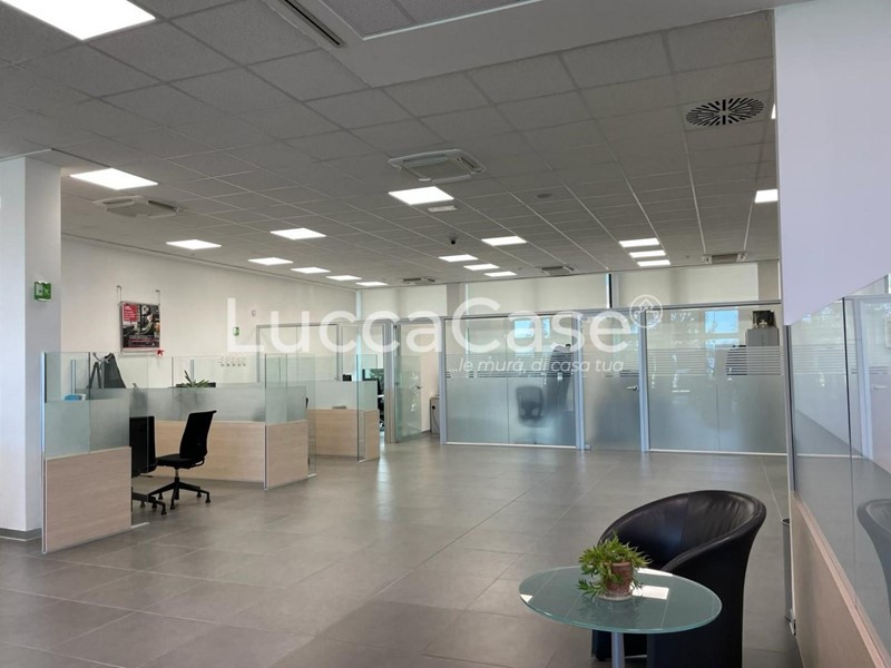 Immobile commerciale in Vendita a Capannori, 484'000€, 650 m²