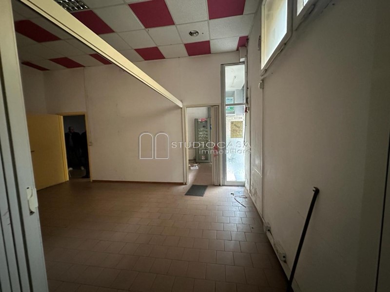 Immobile commerciale in Affitto a Pisa, 3'000€, 250 m²