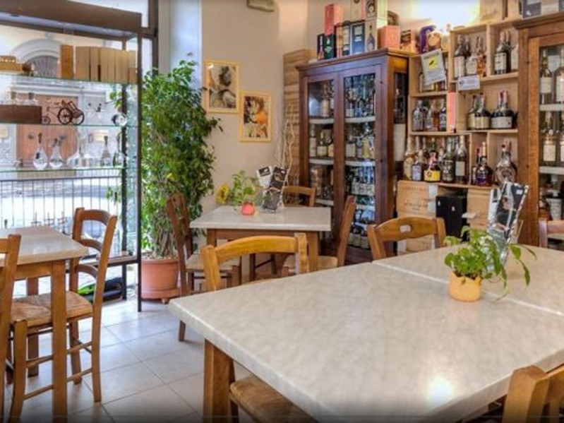 Attività commerciale in Affitto a Arezzo, 90'000€, 90 m²