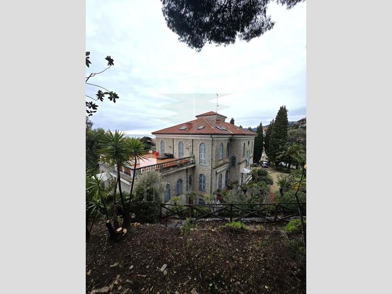Casa Semi Indipendente in Vendita a Bordighera, 850'000€, 120 m²