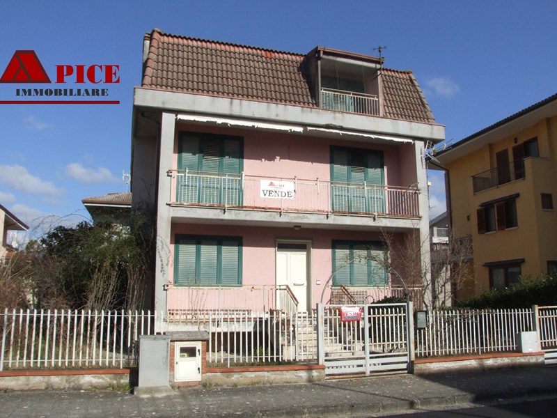 Villa in Vendita a Apice, zona CENTRO, 185'000€, 206,5, con Box
