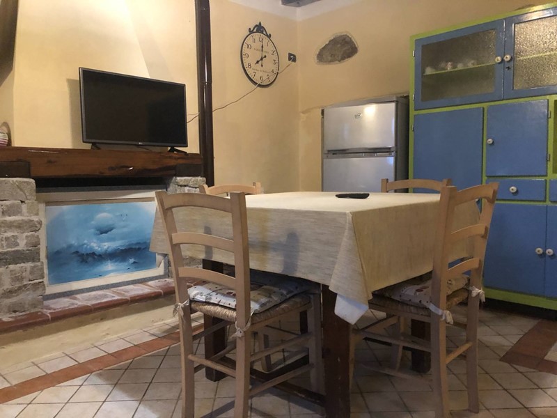 Casa Indipendente in Vendita a Lucca, zona Meati, 60 m², arredato