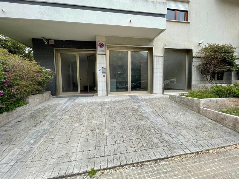 Immobile commerciale in Affitto a Sassari, 2'000€, 186 m²