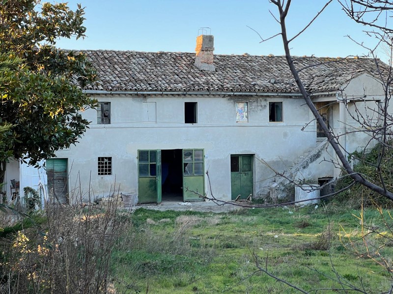 Casa Indipendente in Vendita a Fermo, zona Tira a Segno, 110'000€, 430 m²