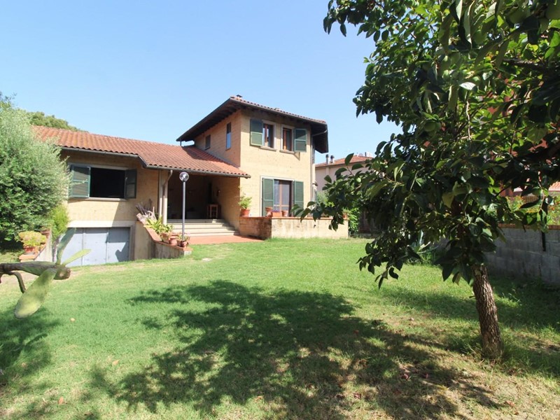 Villa in Vendita a San Giuliano Terme, zona La Fontina, 698'000€, 231 m², arredato, con Box