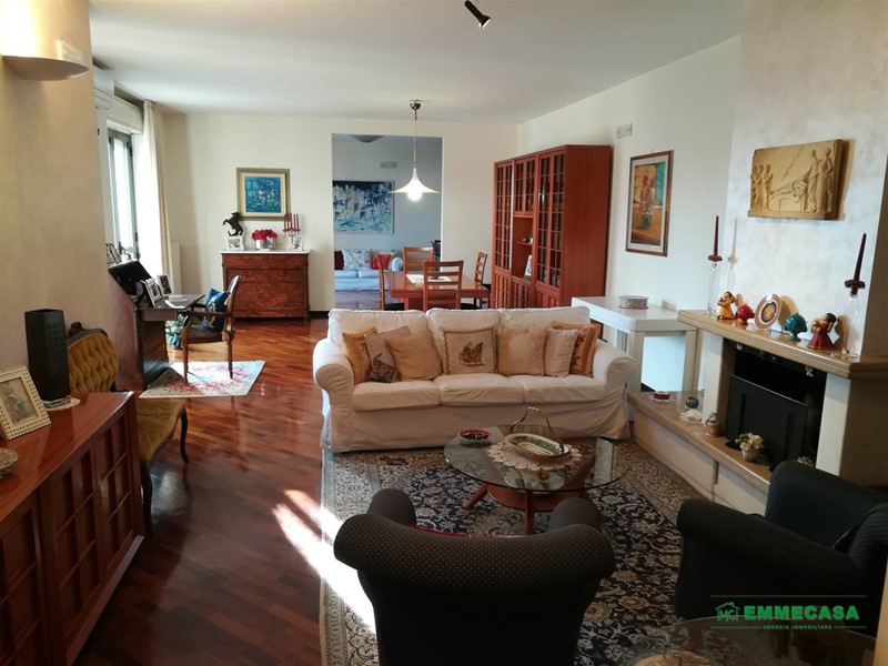 Quadrilocale in Vendita a Valenzano, 250'000€, 168 m²