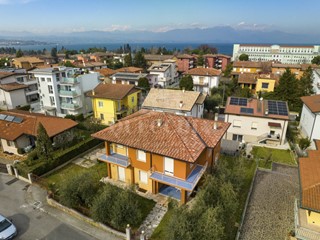Casa Indipendente in Vendita a Desenzano del Garda, 780'000€, 350 m², con Box