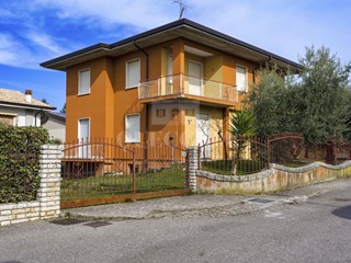 Casa Indipendente in Vendita a Desenzano del Garda, 780'000&euro;, 350 m², con Box
