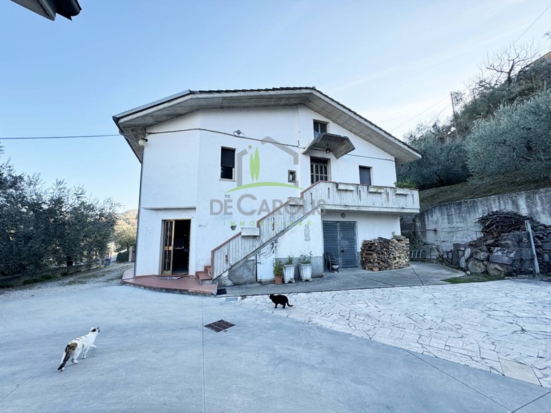 Casa Indipendente in Vendita a Ascoli Piceno, 280'000€, 380 m²