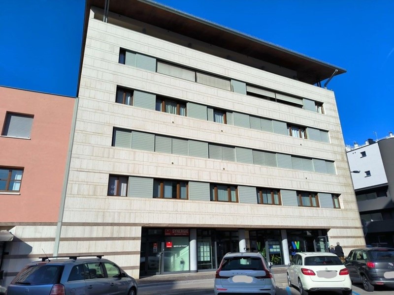 Negozio in Vendita a Pordenone, zona Semicentro, 260'000€, 170 m²