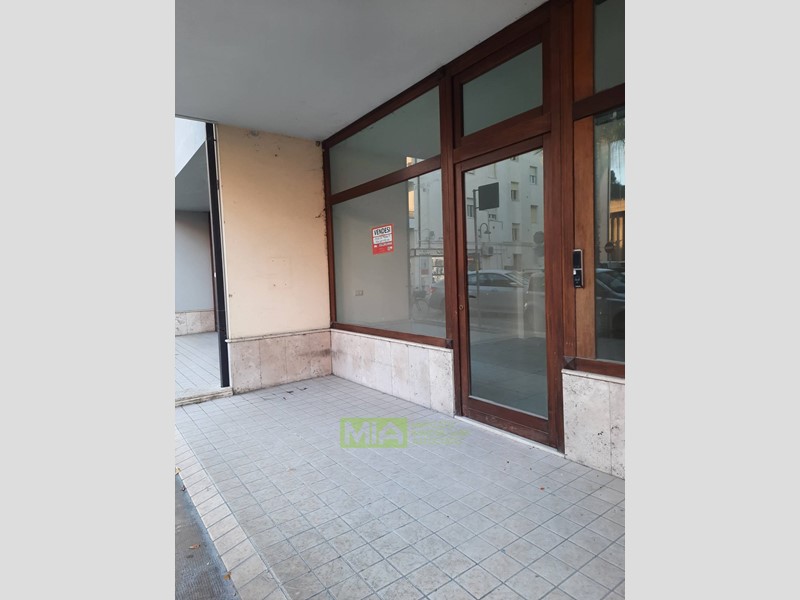 Immobile commerciale in Vendita a Pedaso, zona Centro, 185'000€, 240 m²