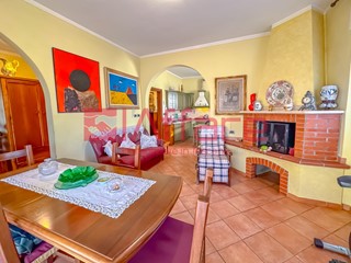 Villa in Vendita a Montecatini Terme, 415'000€, 400 m², con Box