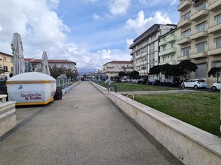 Appartamento in Vendita a Camaiore, zona Lido di Camaiore, 400'000&euro;, 100 m², con Box
