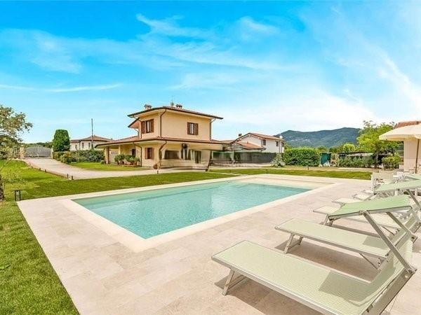 Villa in Affitto a Pietrasanta, zona Focette, 5'000€, 300 m², arredato