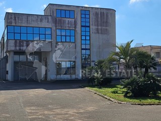 Immobile commerciale in Affitto a Galatone, 12'000€, 2426 m²