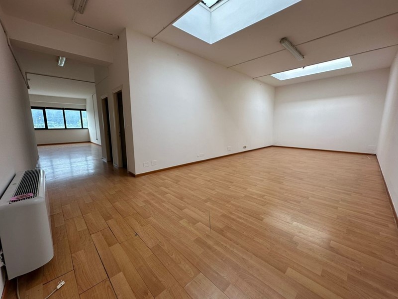 Ufficio in Affitto a Sarzana, 1'500€, 160 m²