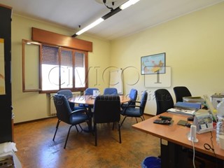 Ufficio in Vendita a Noventa Vicentina, 175'000€, 300 m², con Box