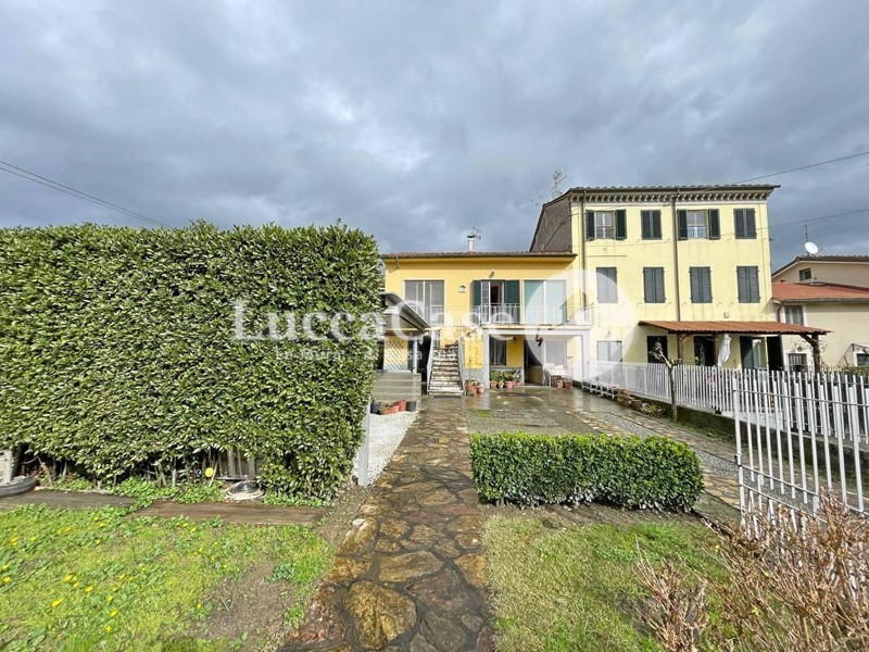 Casa Semi Indipendente in Vendita a Lucca, zona Santissima Annunziata, 260'000€, 190 m²