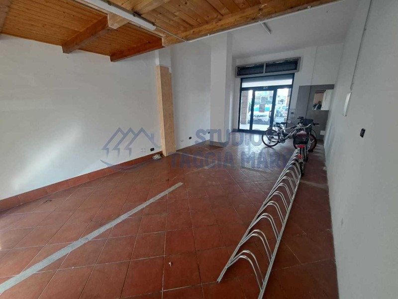 Immobile commerciale in Vendita a Taggia, zona Arma Di Taggia, 68'000€, 50 m²