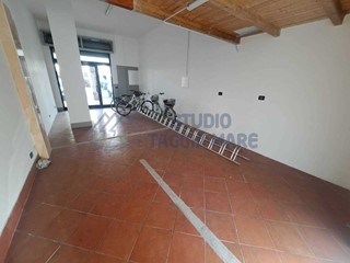 Immobile commerciale in Vendita a Taggia, zona Arma Di Taggia, 68'000€, 50 m²