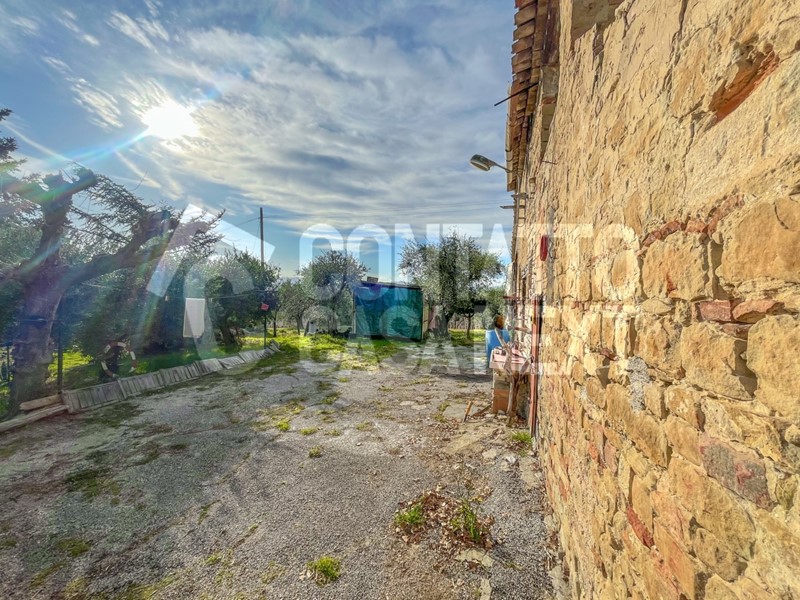 Casa Indipendente in Vendita a Monte Roberto, 65'000€, 274 m²