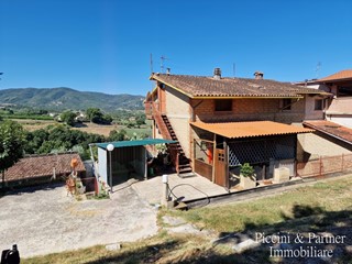 Casa Semi Indipendente in Vendita a Piegaro, zona Pietrafitta, 150'000€, 260 m², con Box