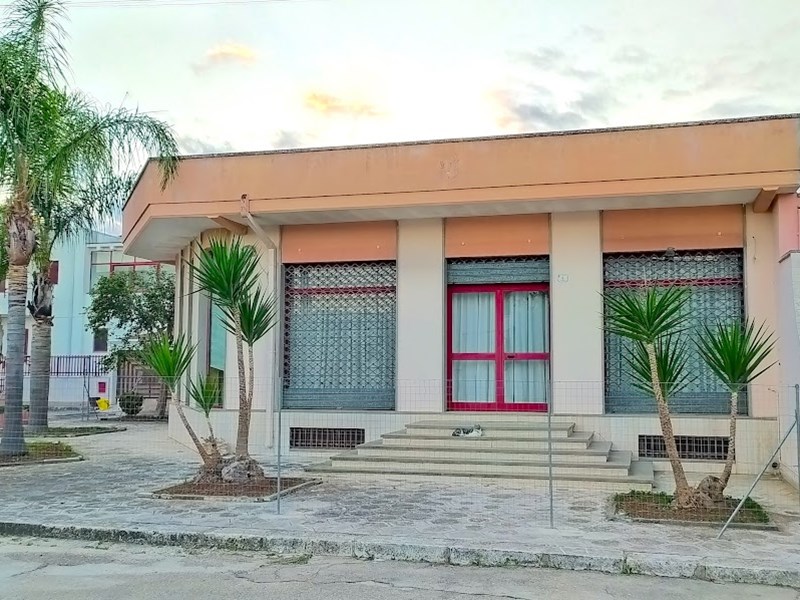 Immobile commerciale in Vendita a Guagnano, 190'000€, 520 m²