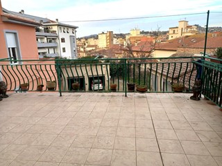 Appartamento in Vendita a Poggibonsi, 260'000€, 130 m², con Box