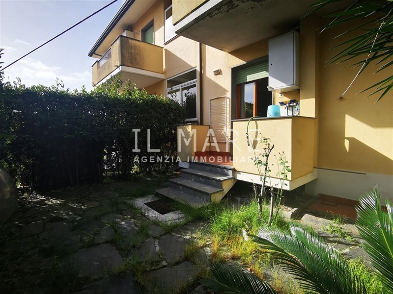 Quadrilocale in Vendita a Massa, zona Marina di Massa, 240'000€, 75 m², arredato