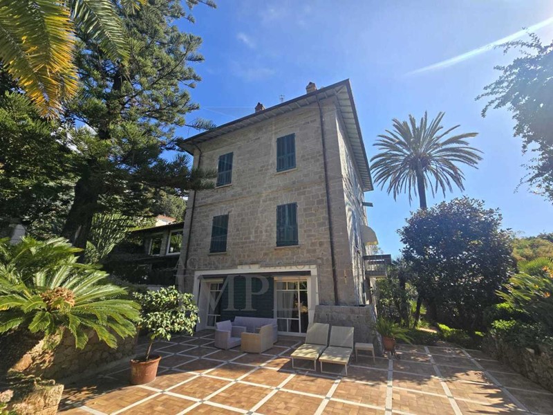 Casa Semi Indipendente in Vendita a Bordighera, 3'200'000€, 140 m², con Box