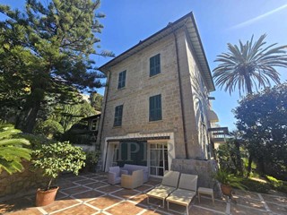 Casa Semi Indipendente in Vendita a Bordighera, 3'200'000€, 140 m², con Box