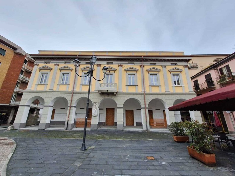 Immobile commerciale in Affitto a Sarzana, 2'500€, 117 m²