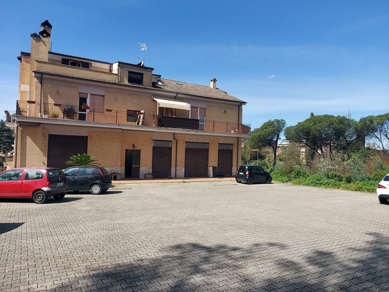 Negozio in Vendita a Roma, zona Cinquina Bufalotta, 70'000€, 65 m²