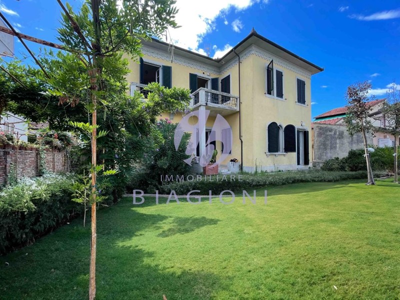 Villa in Vendita a Camaiore, zona Lido di Camaiore, 980'000&euro;, 200 m²