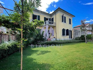 Villa in Vendita a Camaiore, zona Lido di Camaiore, 980'000&euro;, 200 m²