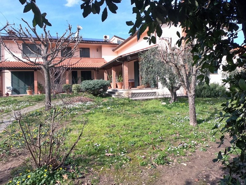 Villa in Vendita a Vecchiano, zona Nodica, 750'000€, 400 m²