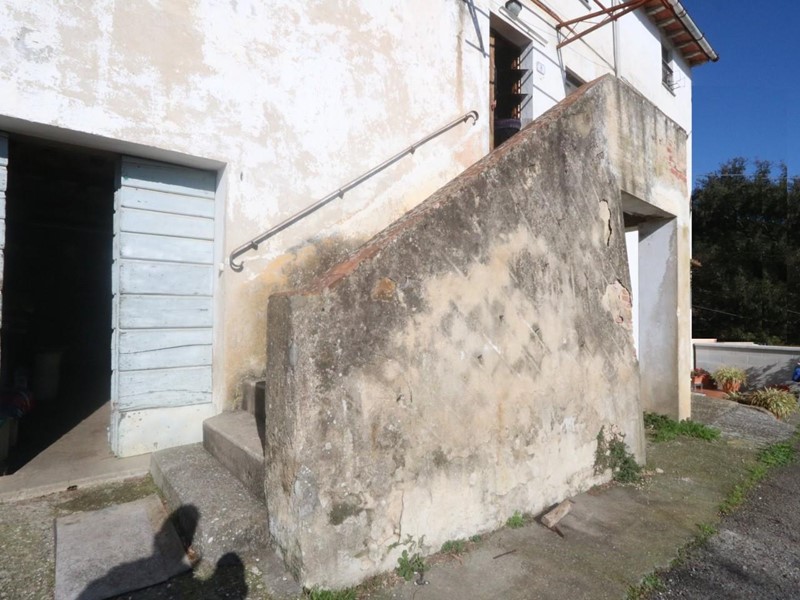 Appartamento in Vendita a Buti, zona Cascine, 85'000€, 100 m²