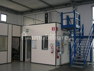 Capannone in Affitto a Capannori, zona Carraia, 2'900€, 375 m²