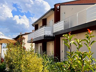 Casa Indipendente in Vendita a Pozzolengo, 360'000€, 164 m², con Box