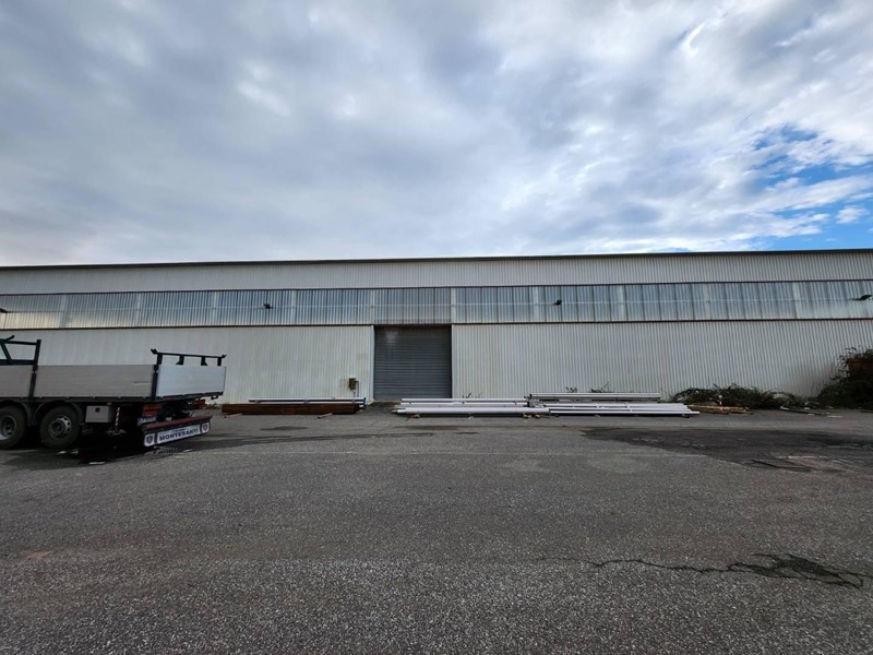 Capannone in Vendita a Lamezia Terme, 3000 m²