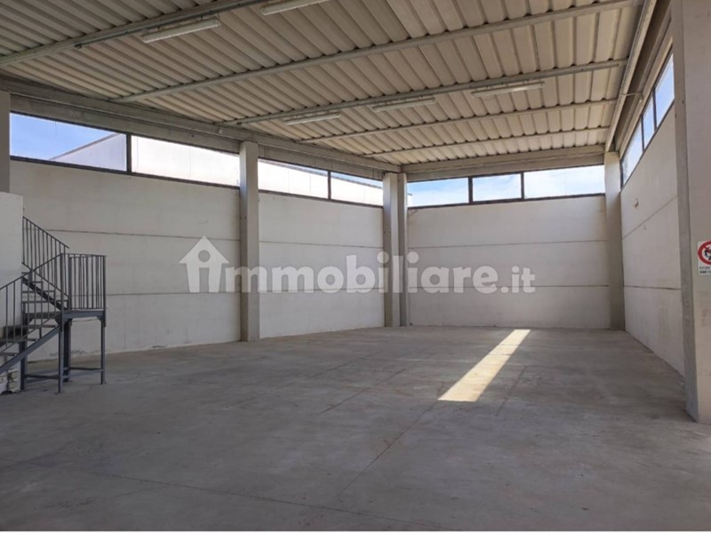 Capannone in Affitto a Lucca, zona San Marco, 1'200€, 241 m²