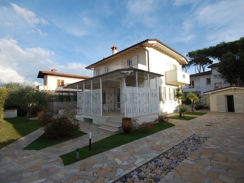 Villa in Vendita a Pietrasanta, zona Marina Di Pietrasanta, 200 m², arredato