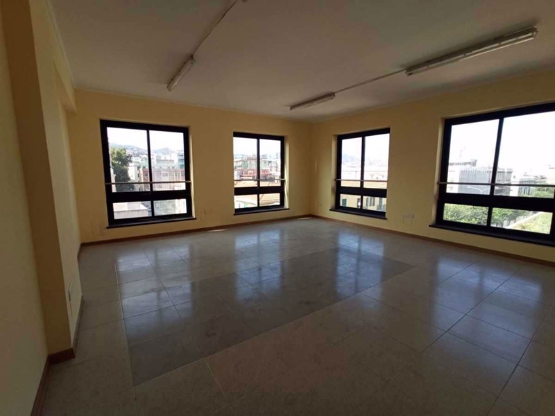 Ufficio in Affitto a Messina, 1'250€, 150 m²