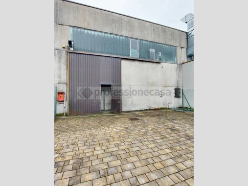 Capannone in Vendita a Desio, 250'000€, 300 m²