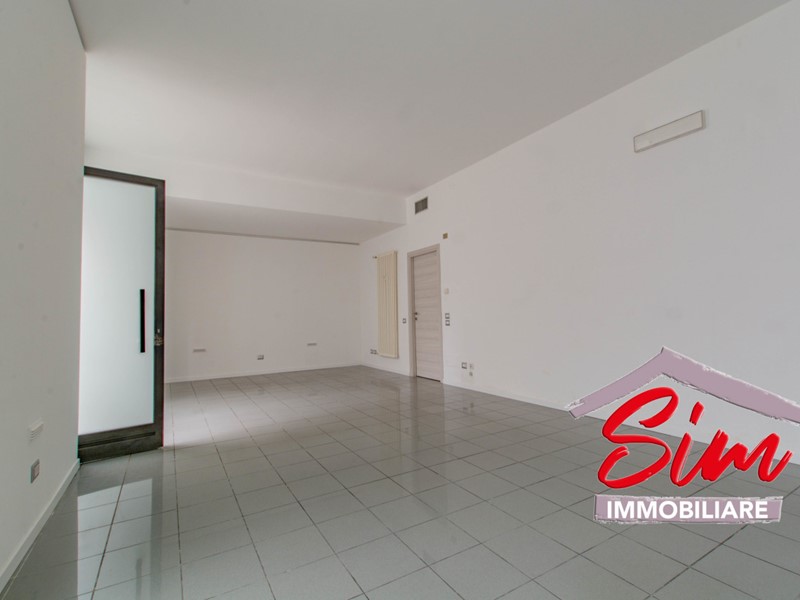 Immobile commerciale in Affitto a Novara, zona Centro, 900€, 80 m²
