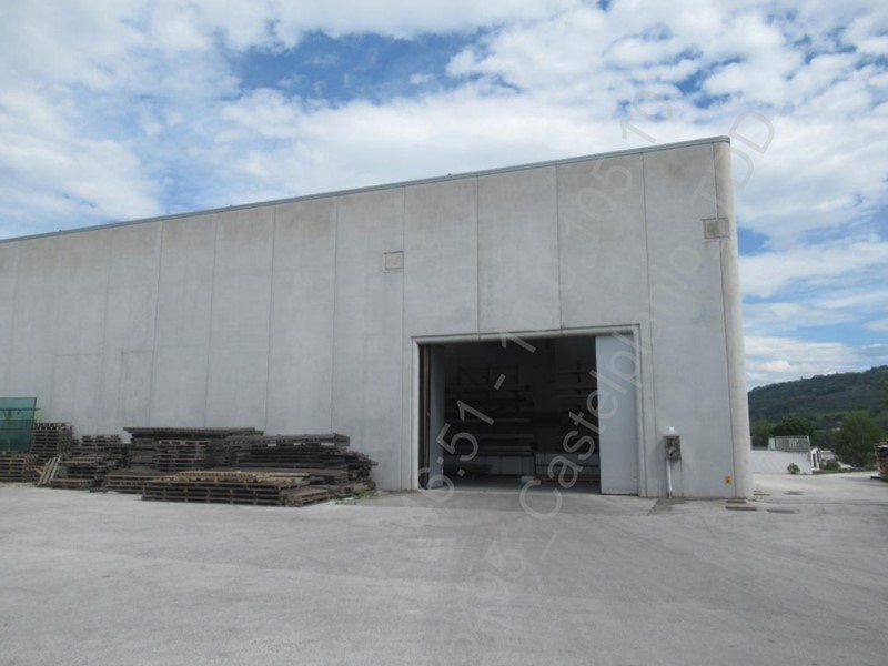 Capannone in Vendita a Castelplanio, 305'000€, 890 m²